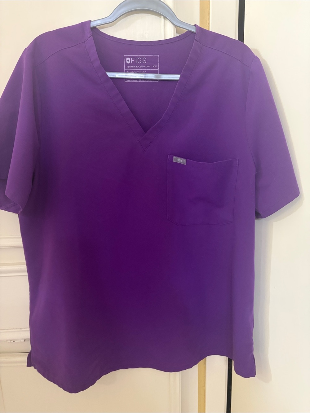 FIGS women’s V-Neck Top in magic purple